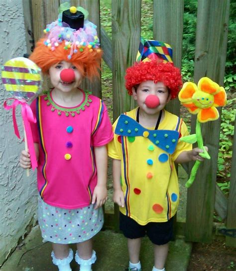 Measure and cut the fabric pieces to cover the entire shoe, including the foam extensions. . Costume clown diy